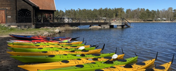 kajaker på rad vid stranden